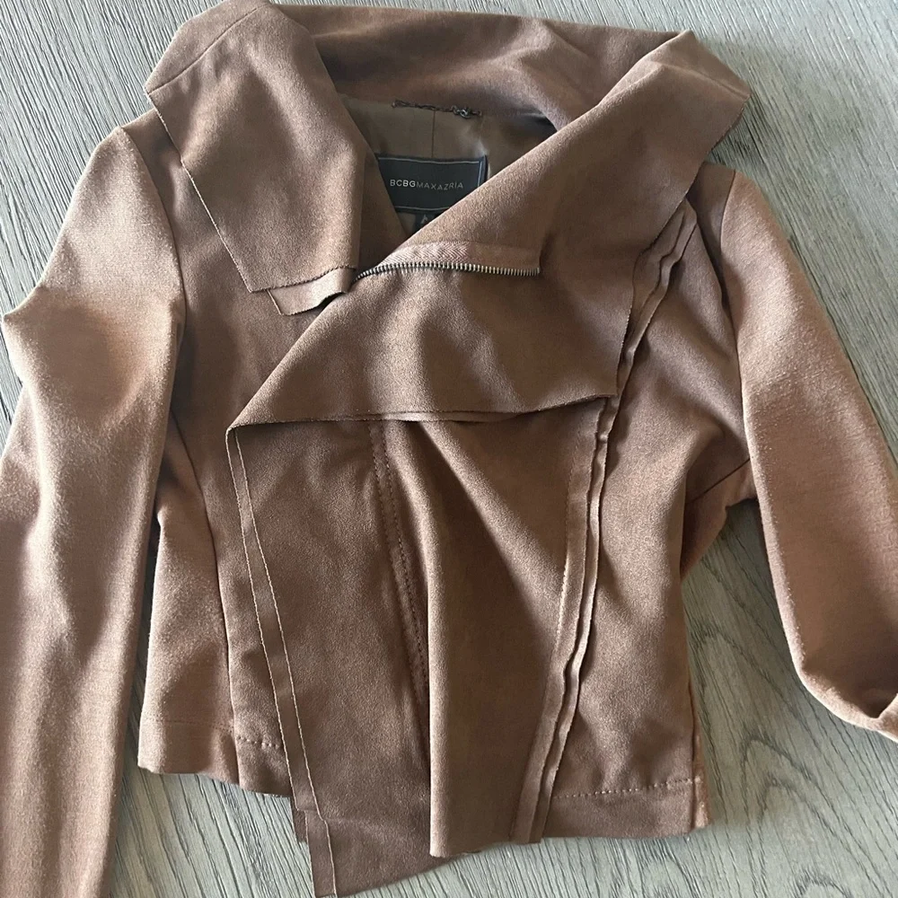 BCBG Maxazria faux suede cropped jacket. Asymmetrical moto style. XS. - Picture 3 of 7